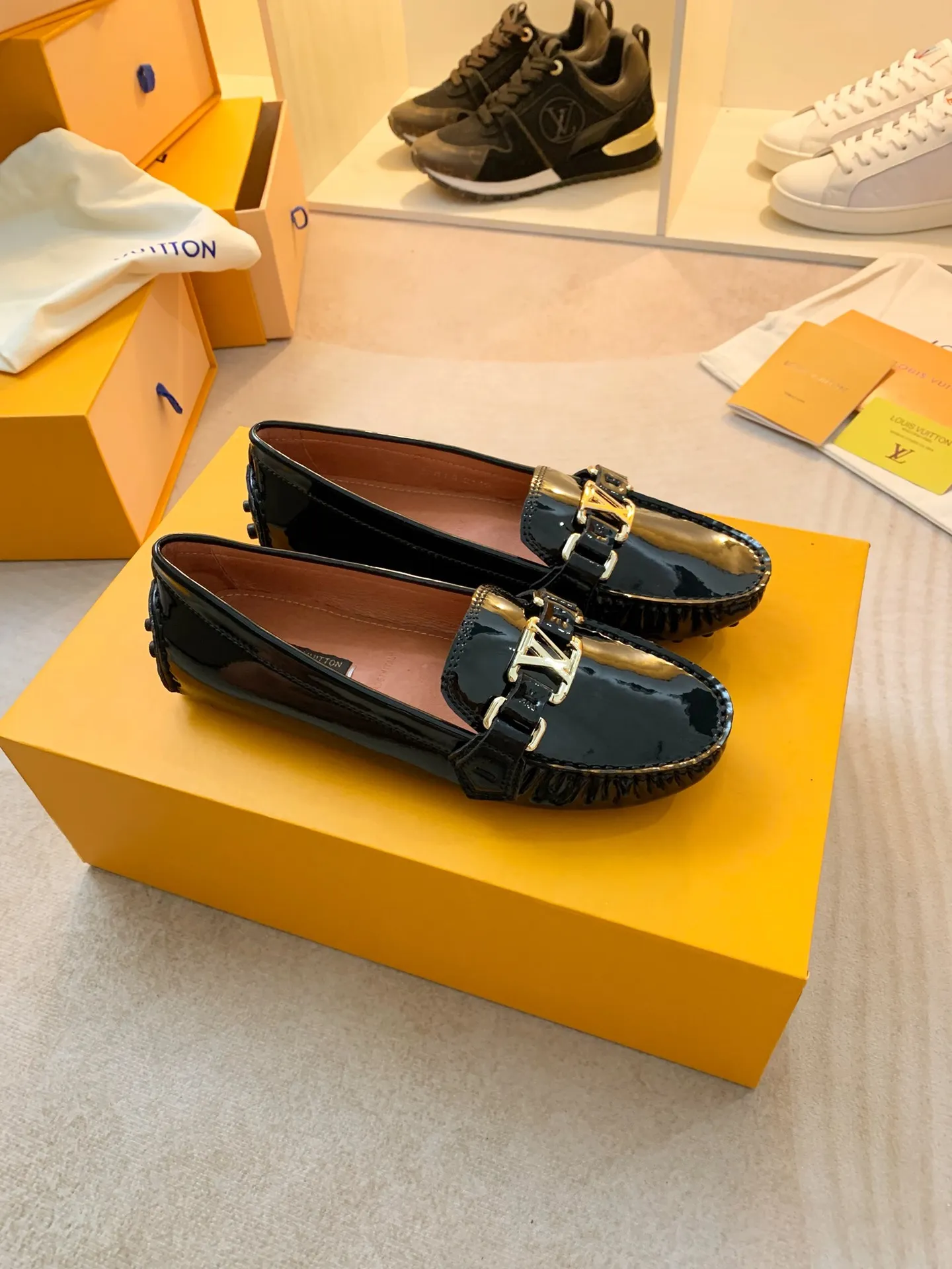 p460💰Couple model❤️🇫🇷 𝙇𝙤𝙪𝙞𝙨 𝙑𝙪𝙞𝙩𝙩𝙤𝙣 🇫🇷Louis Vuitton 2023 Classic𝓛𝓿 𝓣𝓻𝓪𝓲𝓷𝓮𝓻 Sports Series ➪➪➪¯ [Arizona Doudou Shoes Series] ▪️▪️▪️Arizona slip-on shoes are made of Monogram Eclipse canvas. Its hand-painted and dyed edges and hand-sewn uppers fully demonstrate Louis Vuitton's traditional shoemaking craftsmanship. This slip-on shoe is very lightweight. The integrated tongue and upper make it particularly comfortable and flexible. The soft outsole is equipped with rubber padding. Decorated with matching sash. Detailed features: ☑️Monogram Eclipse canvas ☑️Black Eclipse pattern ☑️Hand-painted shoe edges ☑️Hand-sewn uppers (each pair takes time to process) ☑️Integrated tongue and upper construction ☑️Outsole equipped with rubber lining ☑️size: 35_46